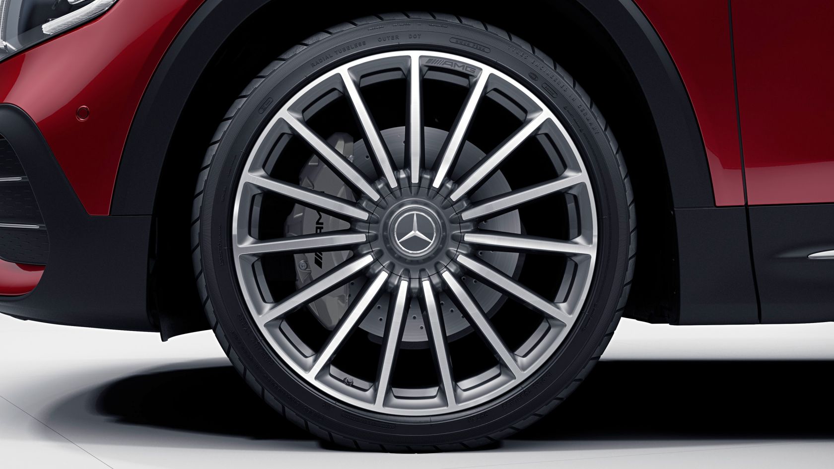 Na obrázku je kolo modelu Mercedes-AMG GLB 35 4MATIC. 